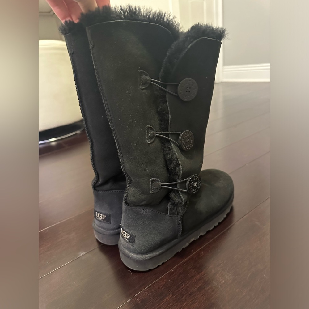 UGG Australia Black Bailey Button Triple Button Boot Size 9. Good Condition.